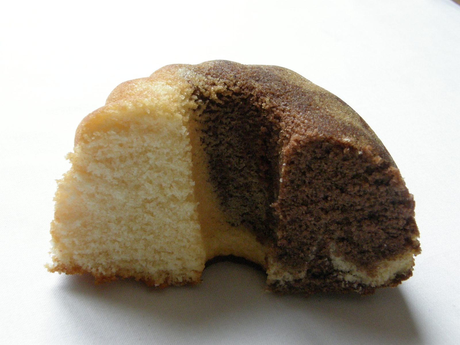 切った焼き菓子の断面。黄色い生地と茶色の生地が大理石のように混ざり合っている