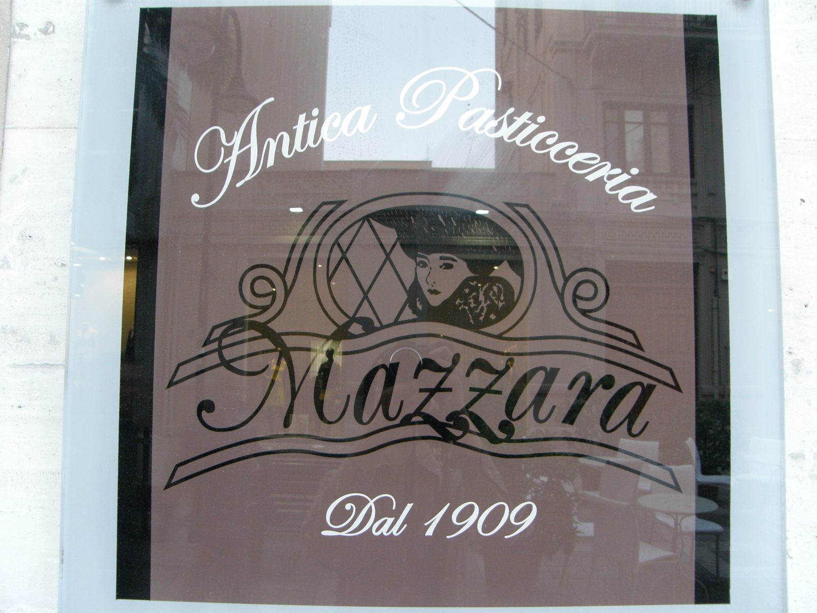 すりガラスに「Antica Pasticceria Mazzara Dal 1909」と店の紋章が入った看板