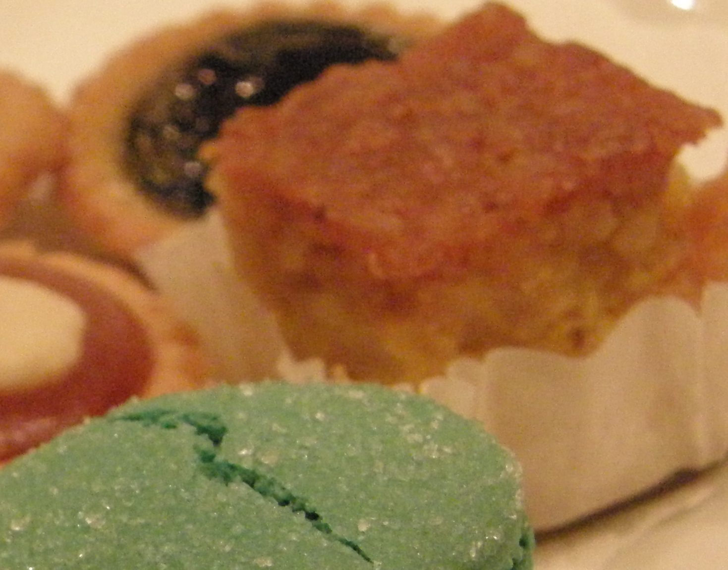 紙のカップにのった、焼き色のついた四角い焼き菓子。表面はざらりとしている