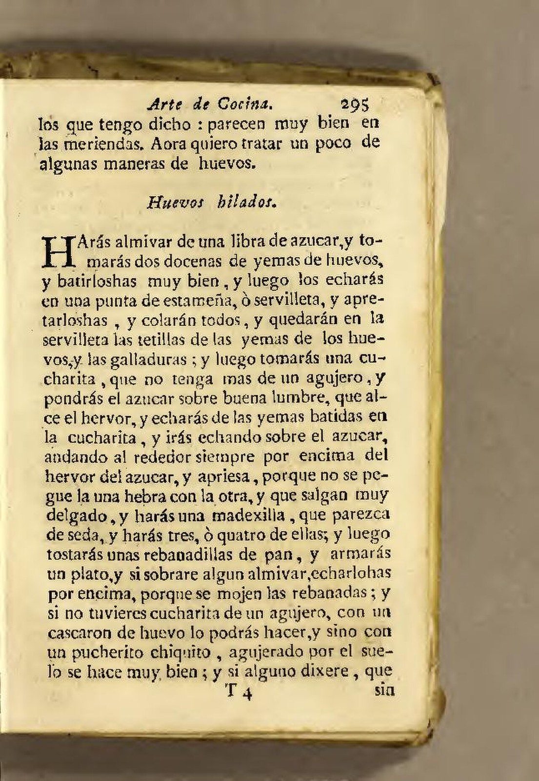 古い活字の頁。上に Arte de Cocina と頁番号295、斜体の見出し Huevos hilados の下に作り方の文